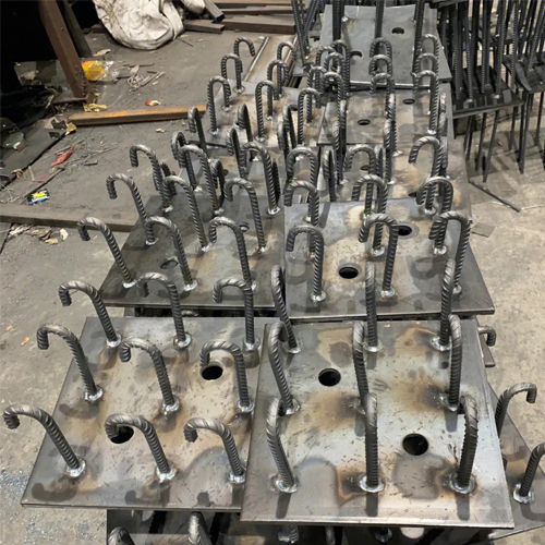 图纸中如何确定襄樊预埋件的位置？